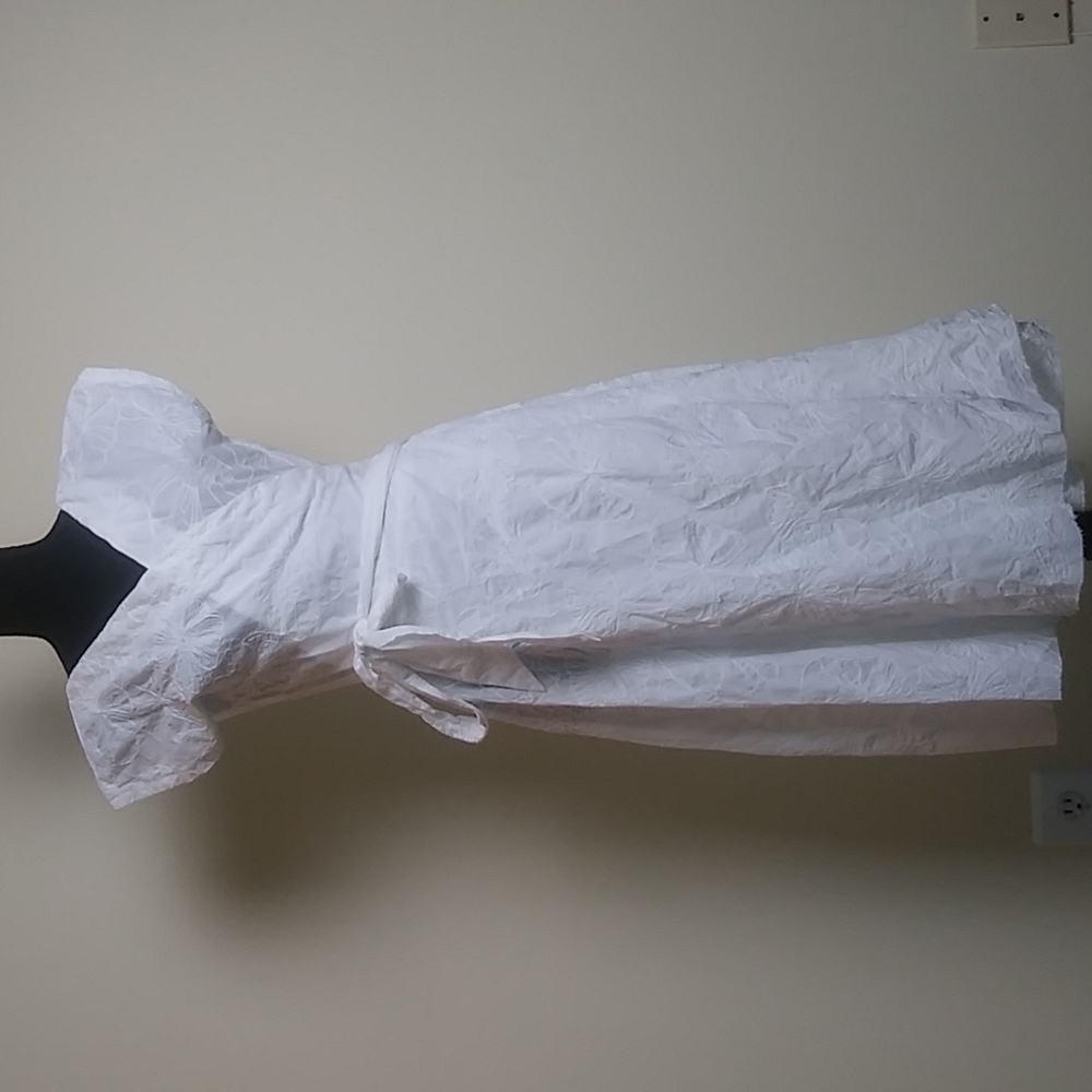 Crisp white midi wrap dress with great details and raw edges size small.